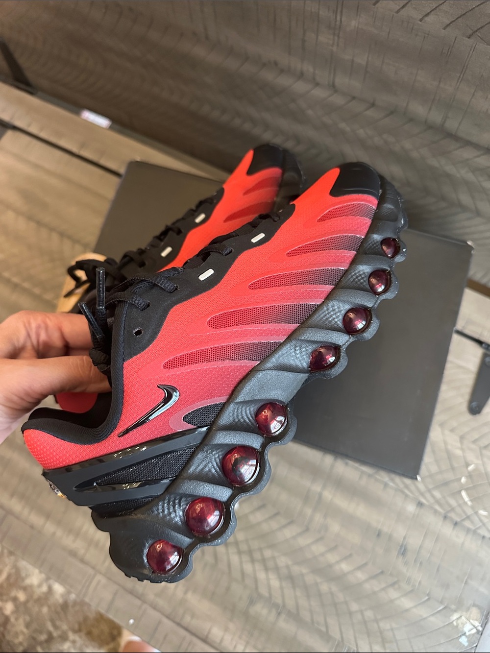 Nike Air Max DN8 Black and University Red New In Box - Picture 7 of 10